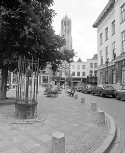 884186 Afbeelding van het beeld 'De Ambtenaar' van beeldhouwer L. Dusée (links), achter het Stadhuis aan de Korte ...